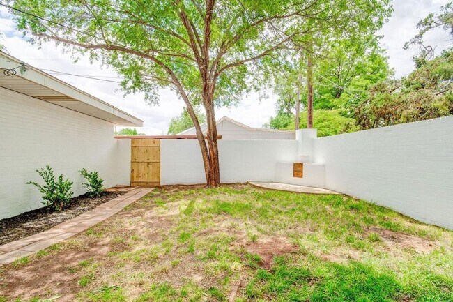 Building Photo - AVAILABLE FOR PRE-LEASE - Modern & Charming 3 Bedroom