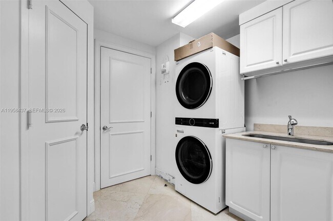 Building Photo - 785 Crandon Blvd