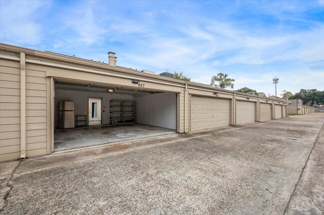 Building Photo - 927 Memorial Village Dr