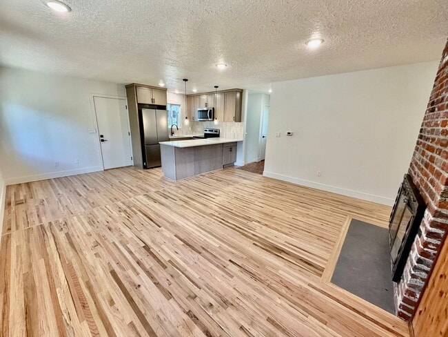 Building Photo - Freshly Remodeled 5bd/2.5bath Home w/ Daylight Basement in Heart of Multnomah Village