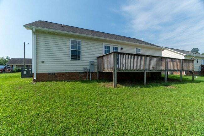 Building Photo - Beautiful one-level 3-Bedroom 2-Bath Ranch...