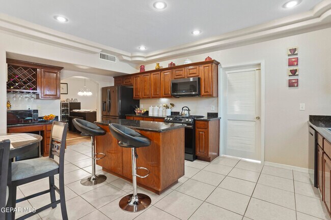 Building Photo - 1091 Los Moros Dr