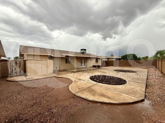 Building Photo - 4559 E Dragoon Ave