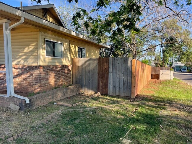 Building Photo - Great house of 4 rooms and 2 bath