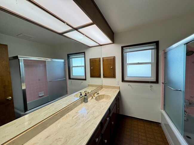 Building Photo - Charming 4-Bedroom Home on a Quiet Tree-Li...
