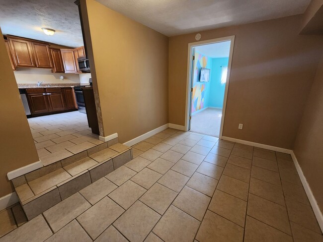 Building Photo - Clean, 3 Bedroom Home Available Today!