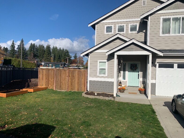 Building Photo - 1903 SE Silktassel Wy