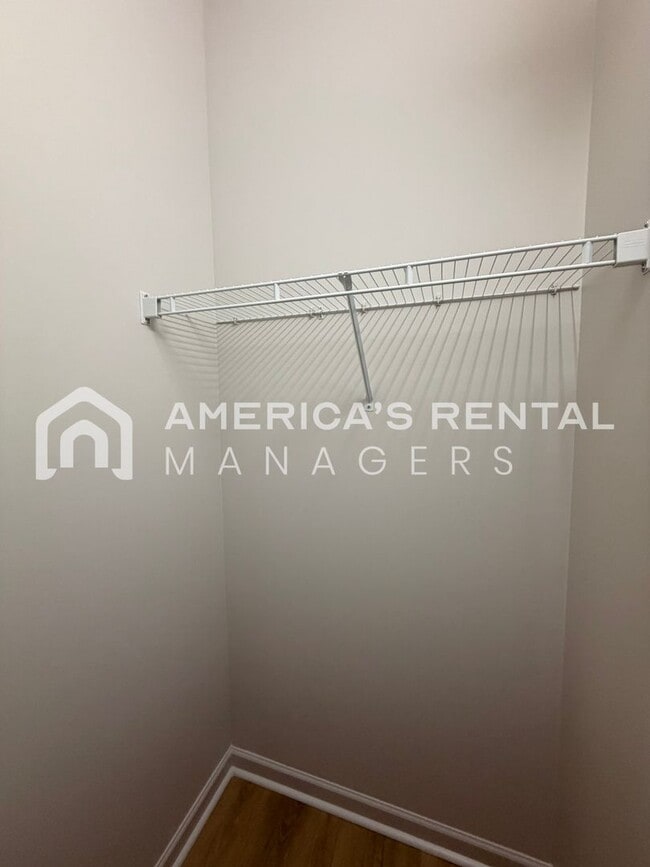 Building Photo - Modern One-Level Living with Pool and Club...