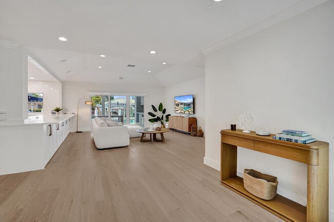 Building Photo - 885 Nafa Dr