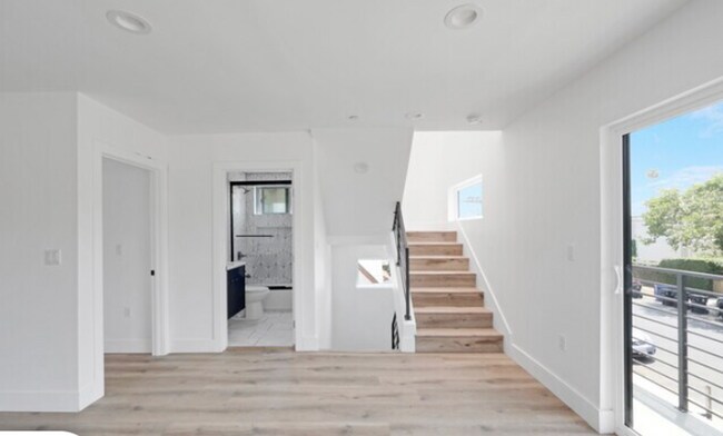 Building Photo - Newer Townhouse Available!