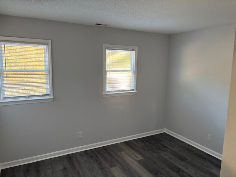 Building Photo - 2630 Hitchcock Dr