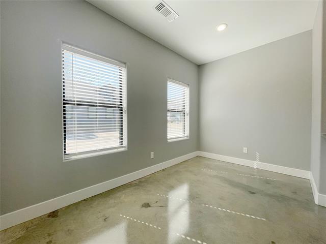 Building Photo - 1215 Oak Dr