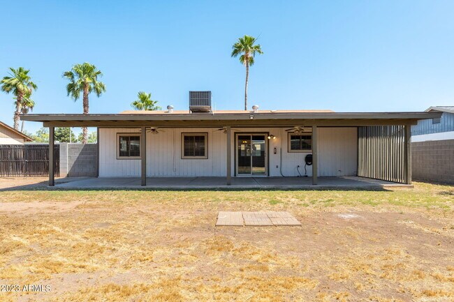 Building Photo - 964 W Hackamore St