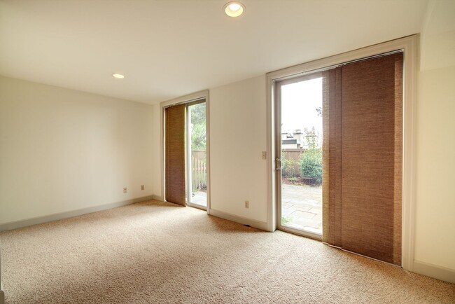 Building Photo - 2bd/2.25ba Seattle Townhome