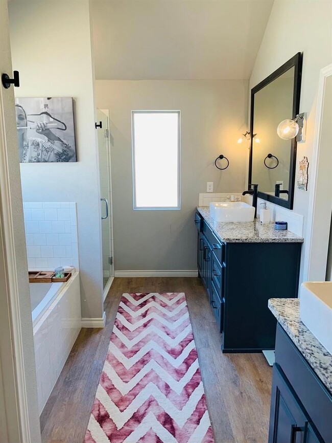 Building Photo - Gorgeous 4 bedroom 2 bathroom Available September!
