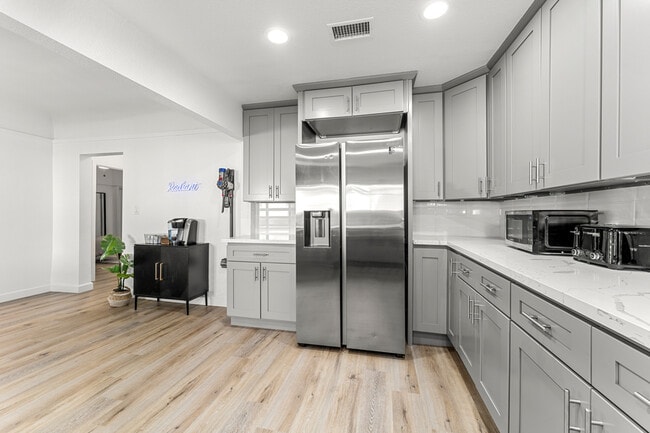 Building Photo - 623 W 42nd St