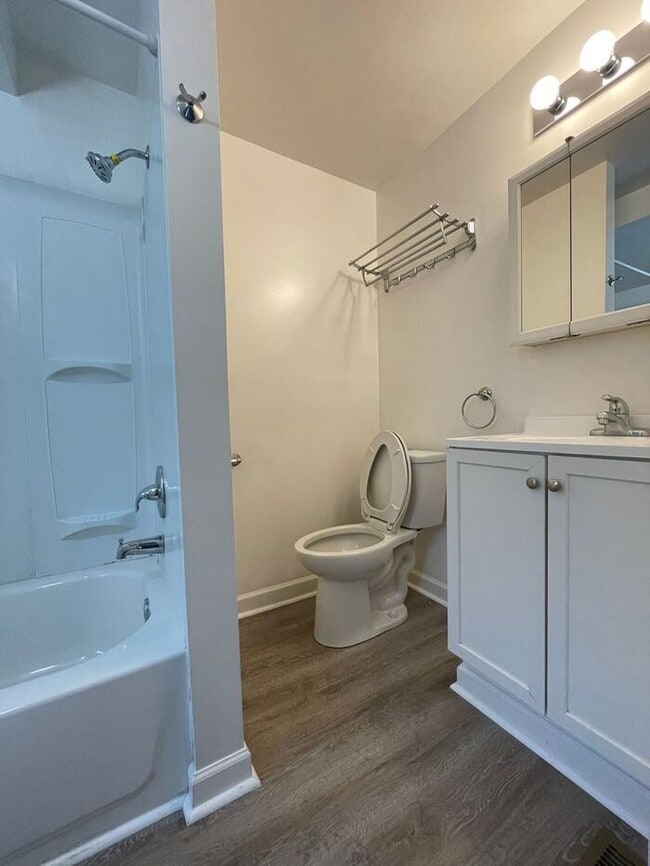 Building Photo - 3 Bedroom rancher in desirable West Side C...