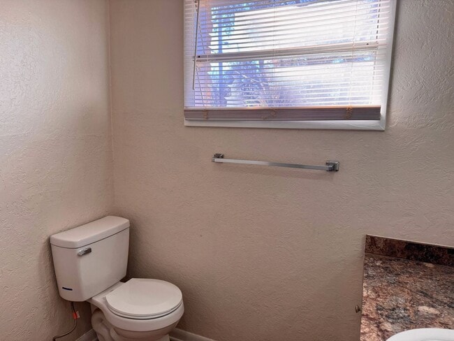 Building Photo - Adorable Mid Century Modern home on a corner lot!