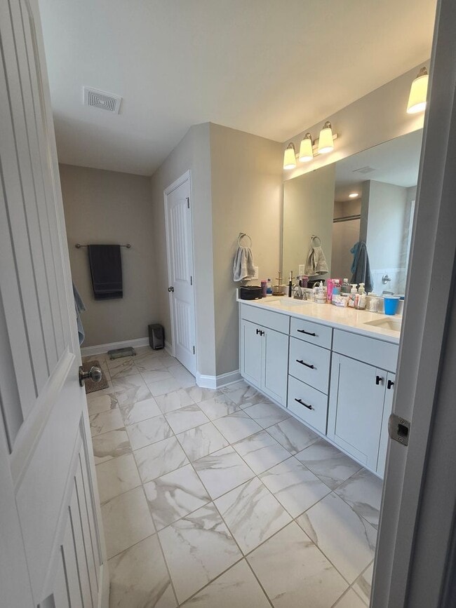 Building Photo - NEW LISTING!!!!!
