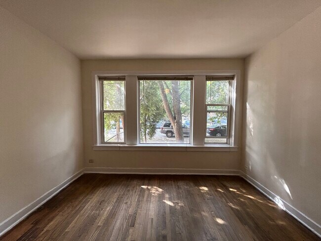 Building Photo - 2554 W Eastwood Ave