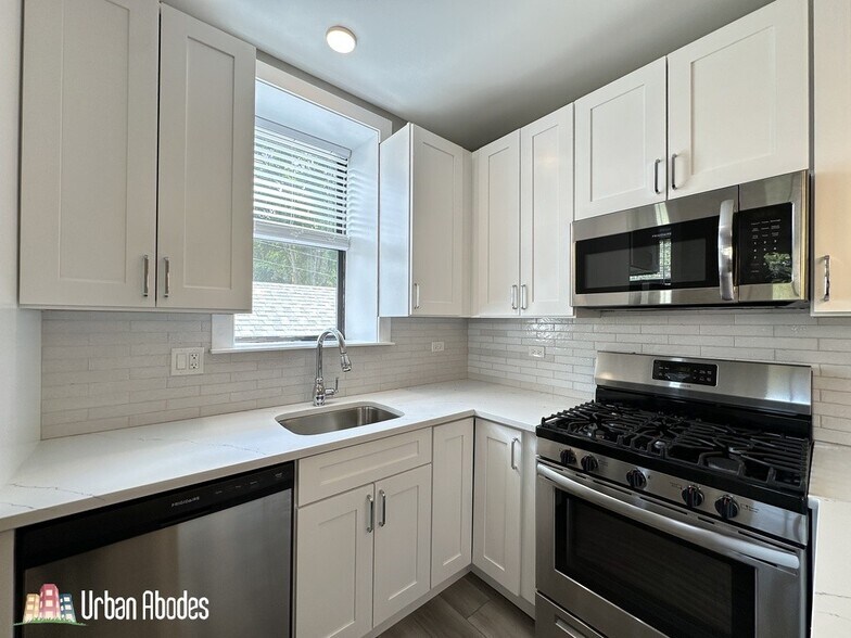 Building Photo - 3937 N Janssen Ave