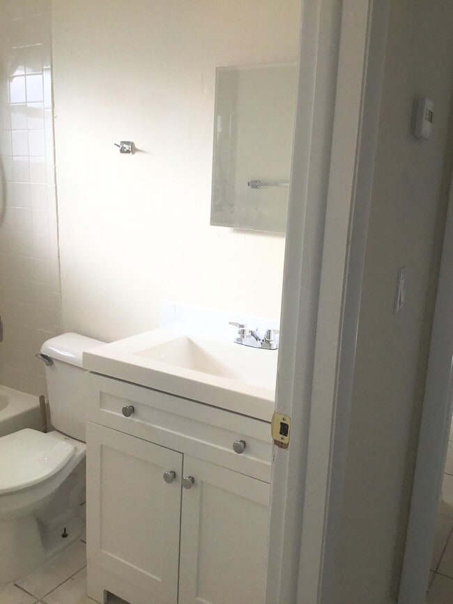 Building Photo - 215 SE Van Loon Terrace