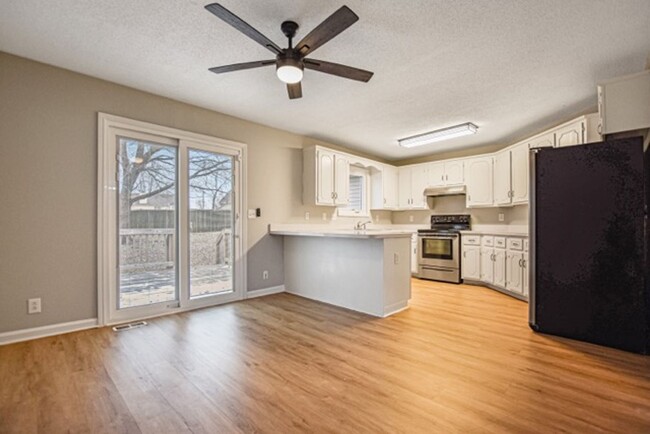 Building Photo - Pet Friendly Three Bedroom!