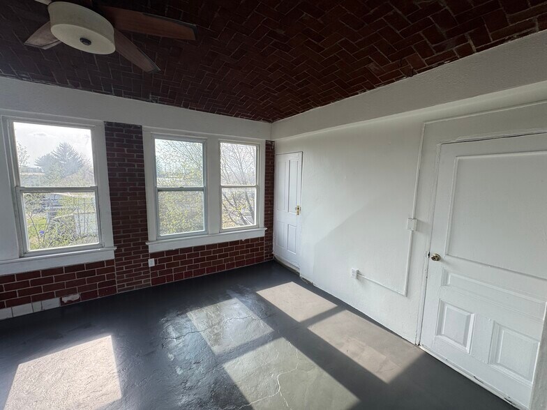 Building Photo - 608 S 24th St