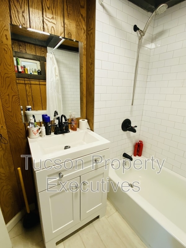 Building Photo - 2126 E Silver St