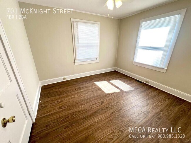 Building Photo - 701 McKnight St
