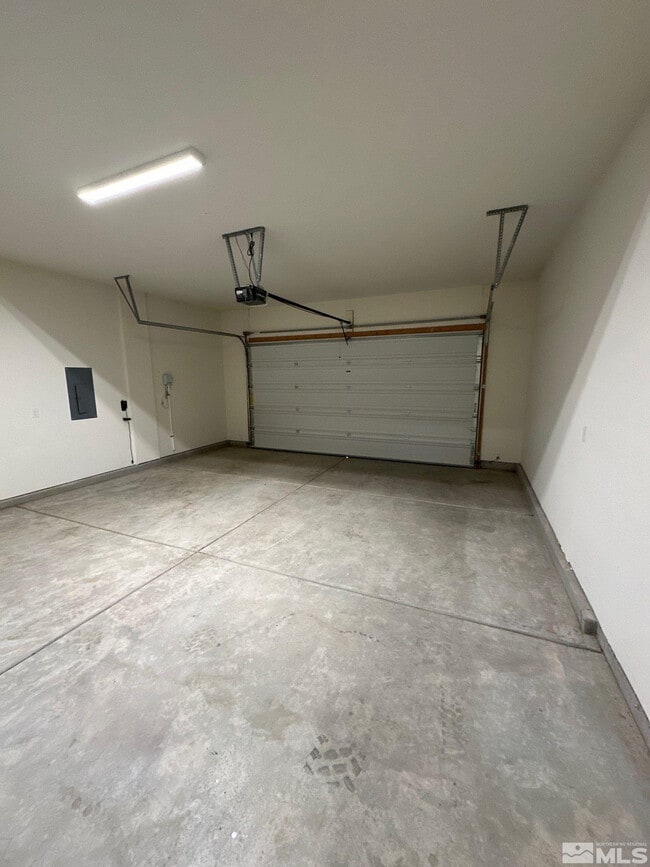 Building Photo - 8370 Simsbury Dr