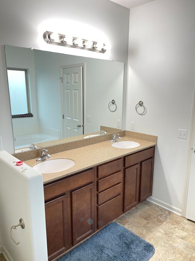 Building Photo - Spacious home in super nice neighborhood in Northwest Omaha