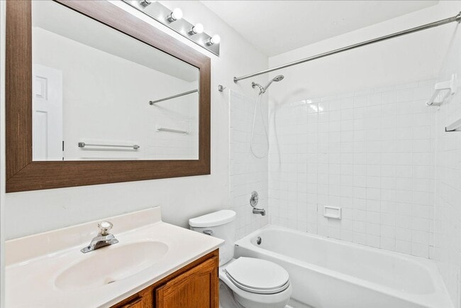 Building Photo - Charming 3-Level Townhome