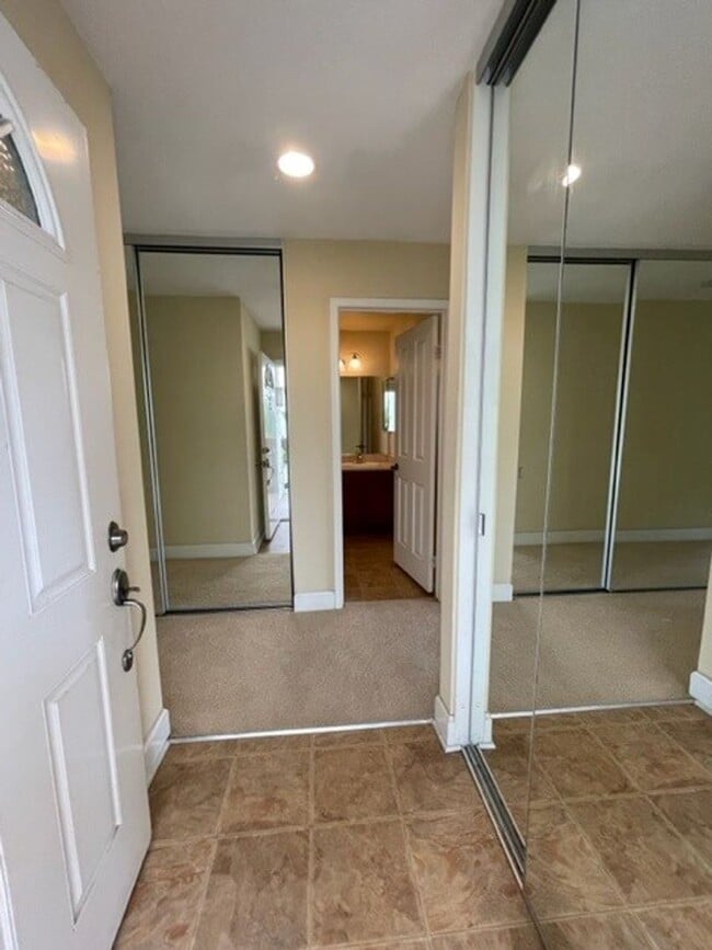 Building Photo - 2 bedroom, 2 bath top floor condo in La Jolla