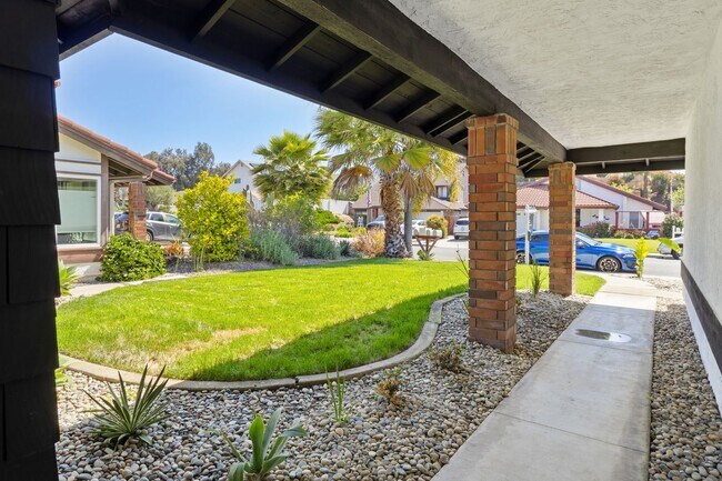 Building Photo - Beautifully Renovated 3 Bed/2 Bath Home in...