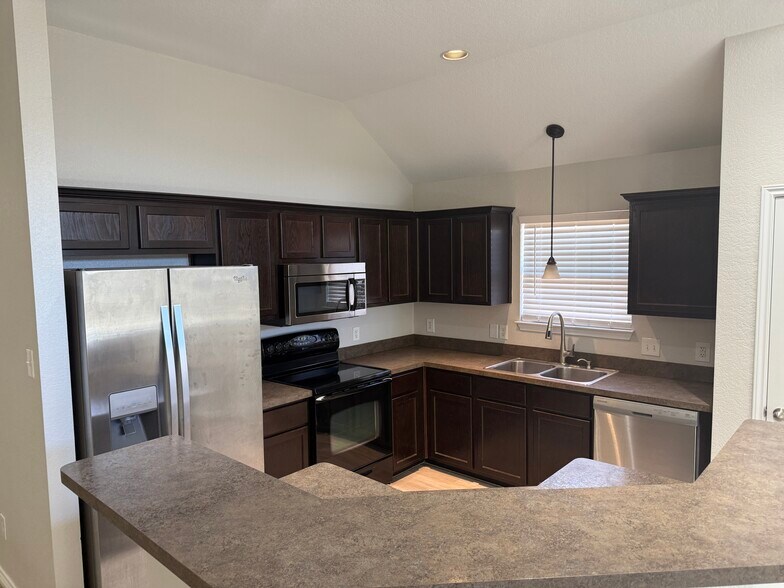 Building Photo - 1123 Neuberry Cliffe