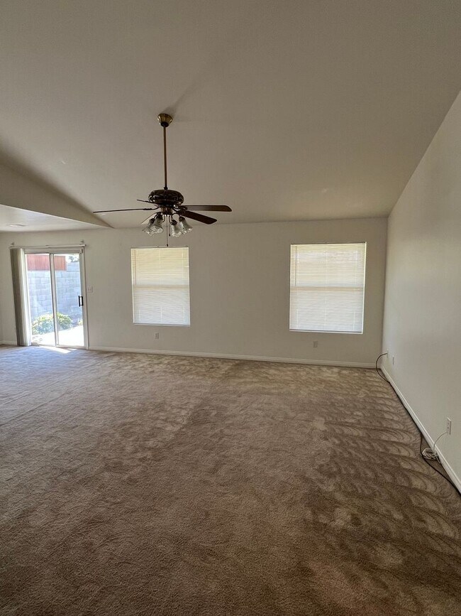 Building Photo - Cute North Bakersfield home!