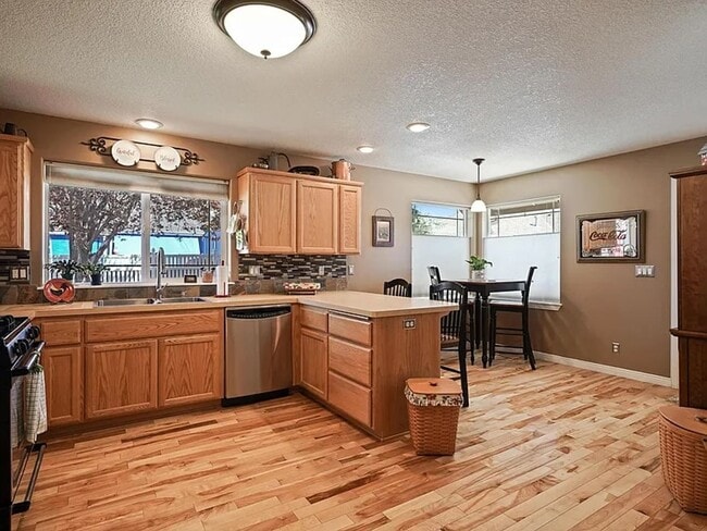 Building Photo - Spacious Prineville Home with Large Backyard!