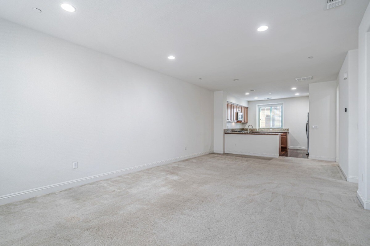 Building Photo - 6704 S Mariposa Ln