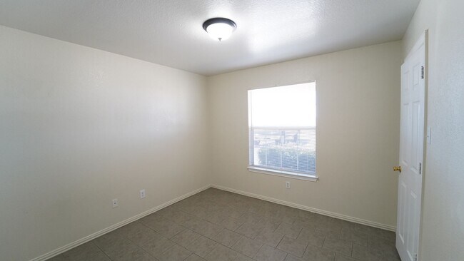Building Photo - FOR LEASE! Duplex - 3 BR - 2 BA - Duplex in Peaster ISD