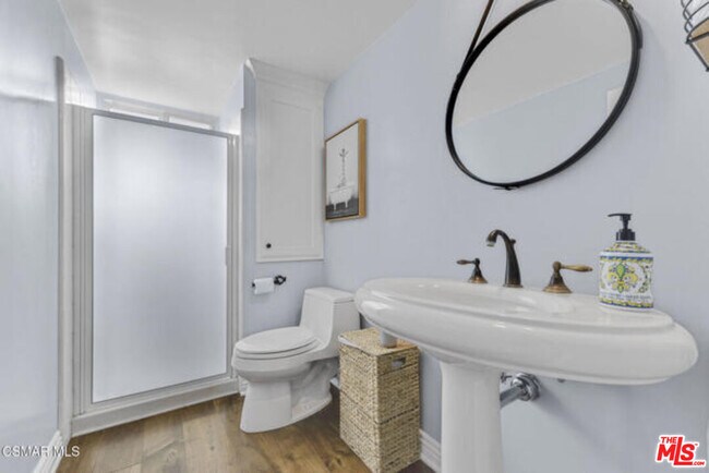 Building Photo - 987 Brookview Ave