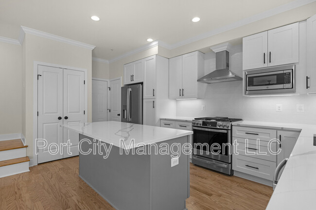 Building Photo - 903 S Decker Ave