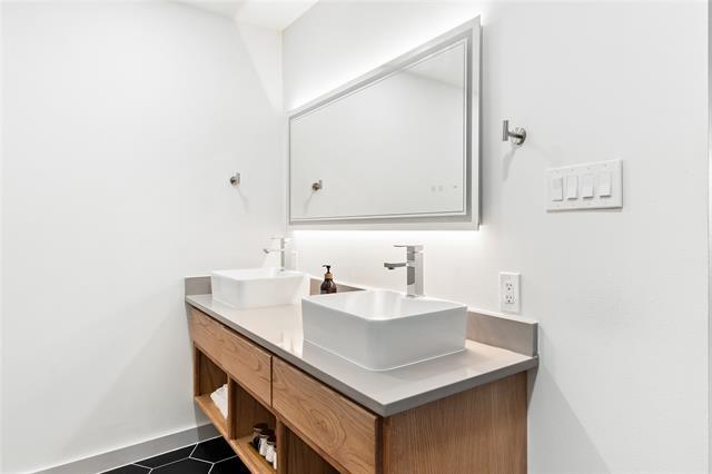 Building Photo - 2212 Parkhaven Dr