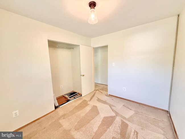 Building Photo - 6219 Yellowstone Dr