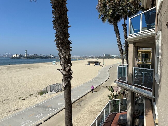 Building Photo - Beachfront Oasis - 3 bed 2 bath in Alamitos Beach with Parking