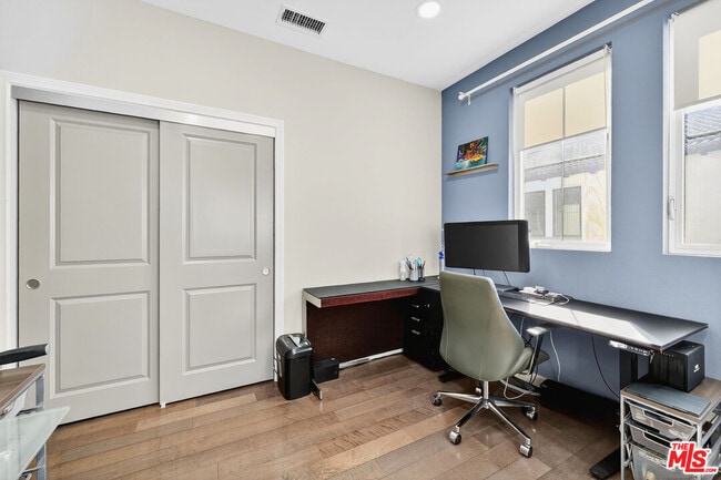 Building Photo - 5933 W Luna Park