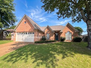 Building Photo - 3 Bed/2 Bath Home with Fenced Yard & Garage / Vouchers Accepted / Available Now!