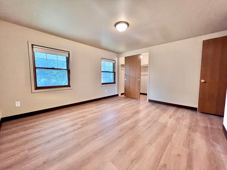 Building Photo - 730 Crestview Dr