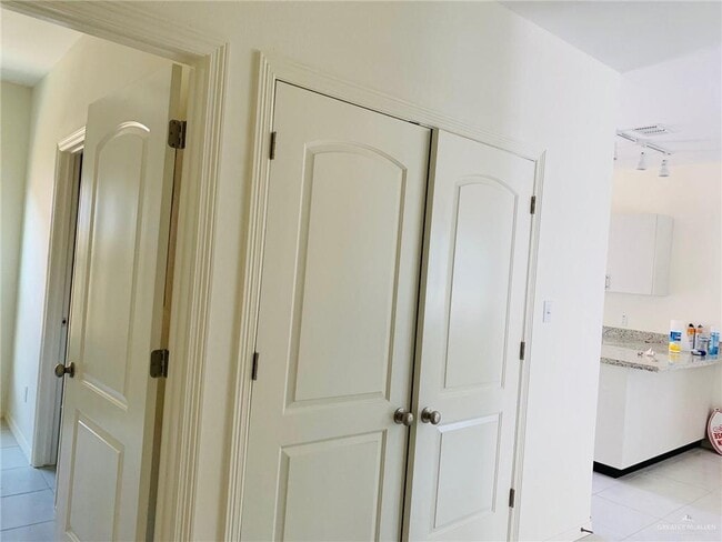 Building Photo - 14 W Garfield Ave