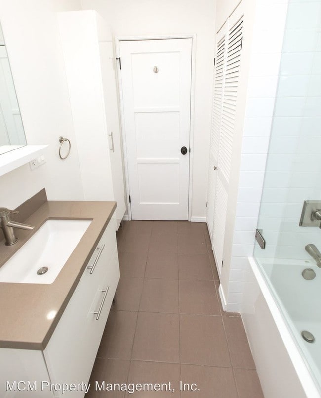 Building Photo - 923-933 S Alandele Ave